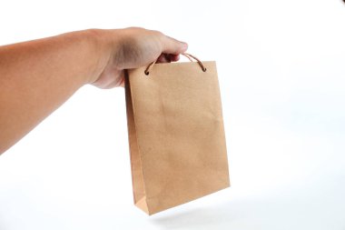 El ele tutuşan küçük alışveriş çantası beyaz arka planda izole edilmiş.