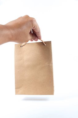 El ele tutuşan küçük alışveriş çantası beyaz arka planda izole edilmiş.