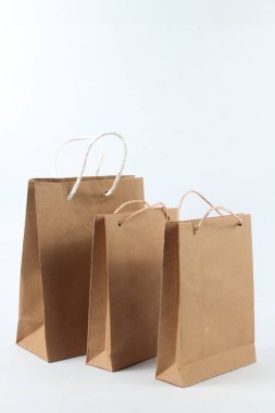 üç beyaz zemin üzerine izole poşetler