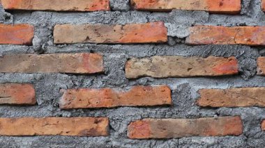 El ele tutuşup para kazanıyorlar. Tuğla duvar arkaplanlı alışveriş için para kazanıyorlar.