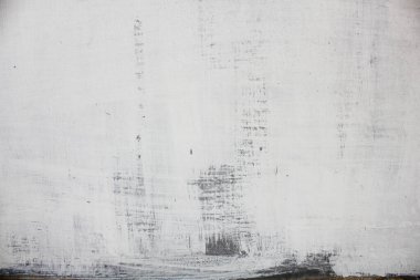 Evin soluk boyalı beyaz duvarları.