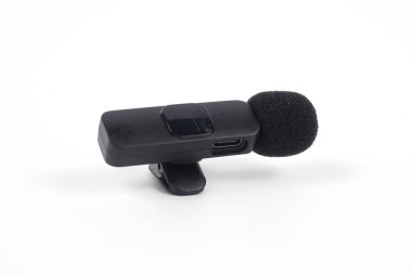 akıllı telefon ses kaydı için kablosuz mikrofon beyaz arkaplanda izole edildi