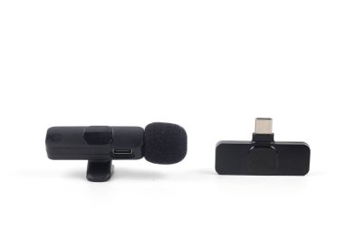 Akıllı telefon için kablosuz mikrofon ve tip c alıcısı beyaz arkaplanda izole edilmiş içerik oluşturmak için kullanılır