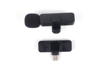 Akıllı telefon için kablosuz mikrofon ve tip c alıcısı beyaz arkaplanda izole edilmiş içerik oluşturmak için kullanılır