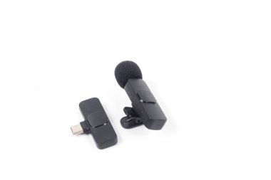 Akıllı telefon için kablosuz mikrofon ve tip c alıcısı beyaz arkaplanda izole edilmiş içerik oluşturmak için kullanılır