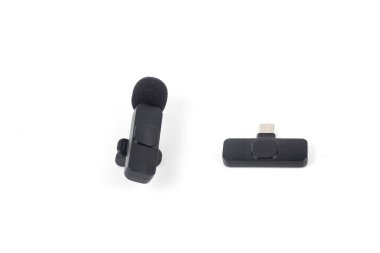 Akıllı telefon için kablosuz mikrofon ve tip c alıcısı beyaz arkaplanda izole edilmiş içerik oluşturmak için kullanılır