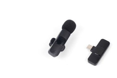 Akıllı telefon için kablosuz mikrofon ve tip c alıcısı beyaz arkaplanda izole edilmiş içerik oluşturmak için kullanılır