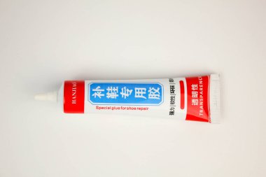 Endonezya, Sukoharjo - 10 Ocak 2026: Hanjiao ayakkabı yapıştırıcısı gri arka planda izole edildi. Hasarlı ayakkabıları yapıştırmak için işlevler ve su geçirmez..