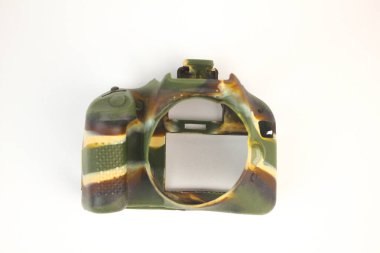 Yeşil ve kahverengi kamuflaj motifli DSLR kamera kapağı beyaz arkaplanda izole