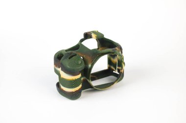 Yeşil ve kahverengi kamuflaj motifli DSLR kamera kapağı beyaz arkaplanda izole