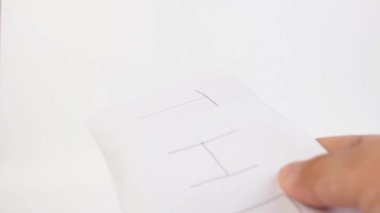 beyaz arkaplanda el yapımı THR (tatil harçlığı) zarfı izole