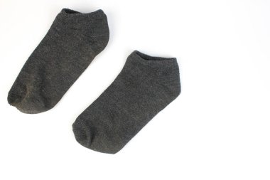 Beyaz arka planda izole edilmiş bir çift kısa siyah çorap.