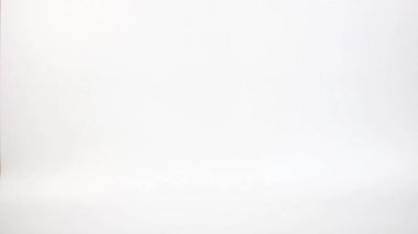 Beyaz arka planda izole edilmiş çalışanlara verilen iki THR (tatil parası) zarfları