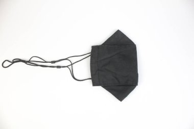 Beyaz arka planda izole edilmiş havalandırma delikleri olan siyah sağlık maskesi