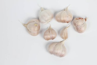 Beyaz arka planda izole edilmiş taze sarımsaklı mutfak baharatları.