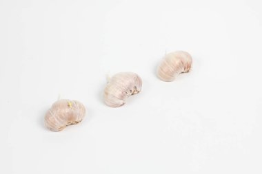 Bir demet taze taze sarımsak izole edilmiş beyaz arka plan