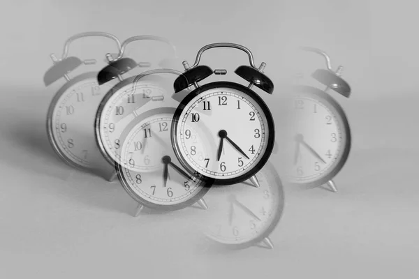 Alarm Saatlerinin Zaman Gerilimi ve İş Bitiş Tarihlerini Temsil Etkisini Çoğaltma Etkisi