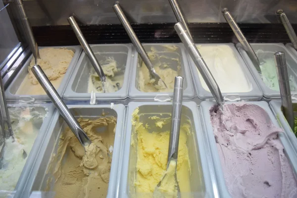 Вкусное мягкое мороженое в магазине — стоковое фото