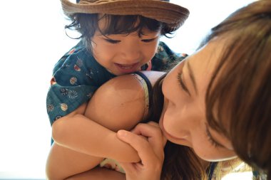 Anne-baba ve oğlu öğlen gülümseyen hagging vardır