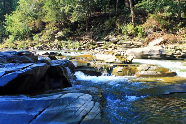 Snelle rivier met stroomversnellingen — Stockfoto