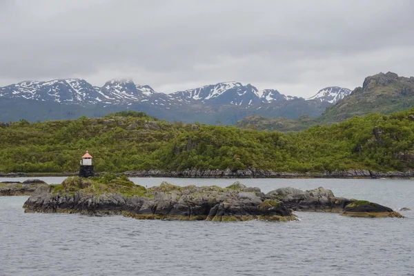 A beleza do norte da Noruega montanhas e oceano — Fotografia de Stock