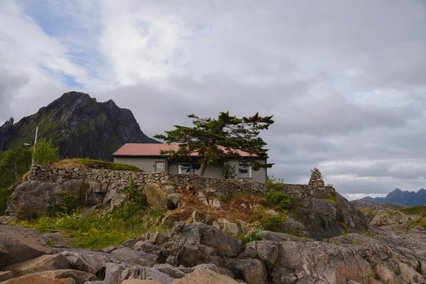 La bellezza delle montagne e dell'oceano della Norvegia settentrionale — Foto Stock