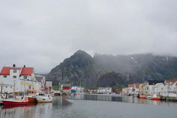 La bellezza delle montagne e dell'oceano della Norvegia settentrionale — Foto Stock