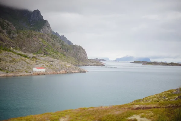 La bellezza delle montagne e dell'oceano della Norvegia settentrionale — Foto Stock