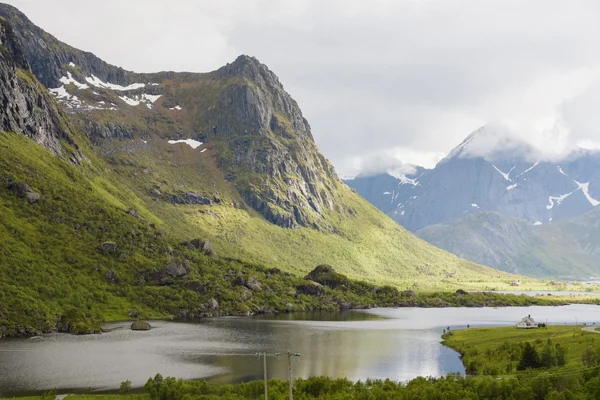 La bellezza delle montagne e dell'oceano della Norvegia settentrionale — Foto Stock