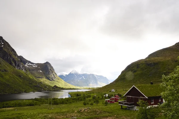 Piękno północnej Norwegii góry i ocean — Zdjęcie stockowe