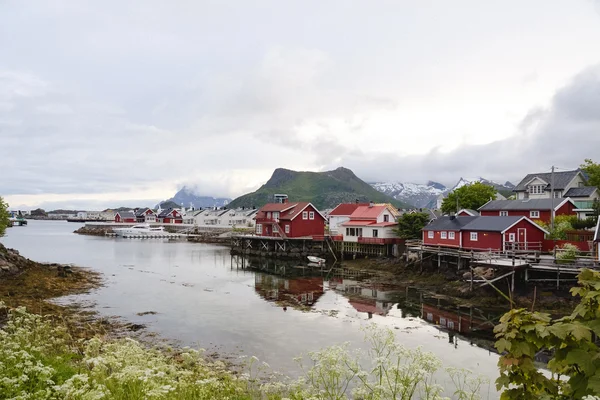 La bellezza delle montagne e dell'oceano della Norvegia settentrionale — Foto Stock