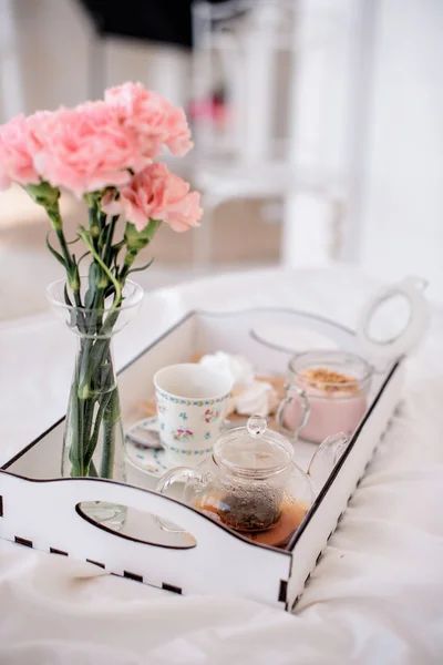 Con desayuno en bandeja de la cama — Foto de Stock