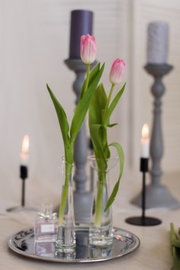 çiçekler ve şamdanlar kompozisyonu