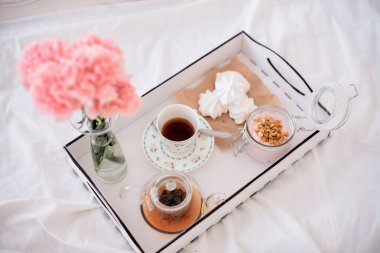 içinde yatak tepsi ile Kahvaltı