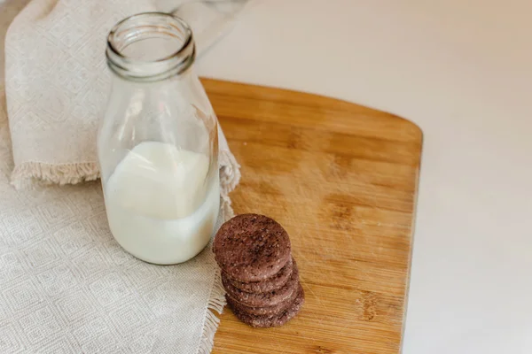 Chocolate chip cookies med mjölk — Stockfoto