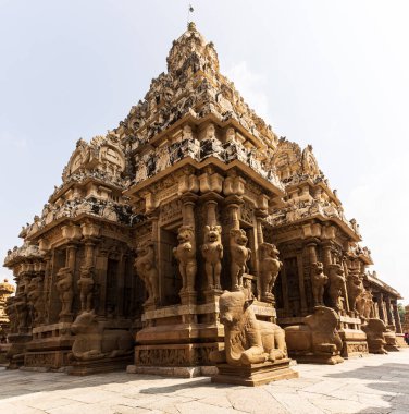 Kailasanathar Tapınağı 'nın kareli kompozisyonu parlak güneş ışığıyla detaylı taş mimarisini vurguluyor..