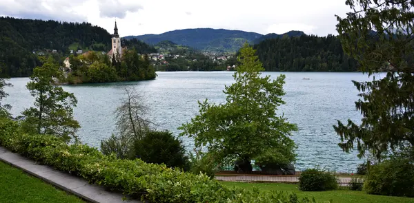 Καθολική εκκλησία βρίσκεται σε ένα νησί στη Λίμνη Μπλεντ, Σλοβενία — Φωτογραφία Αρχείου