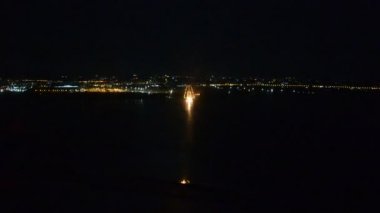 Pilotlar görünümünde pist yaklaşan bir uçak kokpit