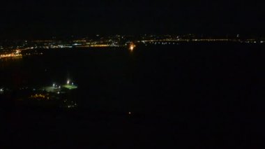 Pilotlar görünümünde pist yaklaşan bir uçak kokpit