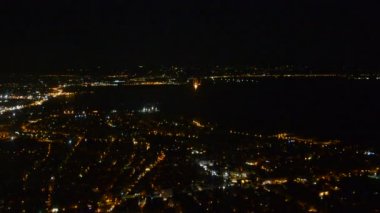Pilotlar görünümünde pist yaklaşan bir uçak kokpit