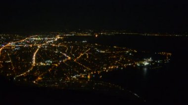 Pilotlar görünümünde pist yaklaşan bir uçak kokpit