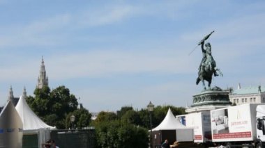 Viyana, Avusturya - 27 Ağustos 2015: Mimarlık, insan ve anıtlar şehir Viyana