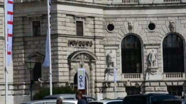 Viyana, Avusturya - 27 Ağustos 2015: Mimarlık, insan ve anıtlar şehir Viyana