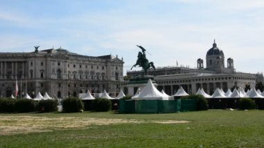Viyana, Avusturya - 27 Ağustos 2015: Mimarlık, insan ve anıtlar şehir Viyana