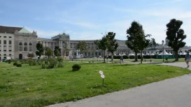 Viyana, Avusturya - 27 Ağustos 2015: Mimarlık, insan ve Viyana kenti anıtları