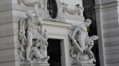 Viyana, Avusturya - 27 Ağustos 2015: Mimarlık, insan ve Viyana kenti anıtları