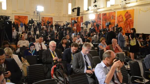 VIENNA, AUSTRIA- 8 AGOSTO 2015: Giornalisti in attesa nella conferenza stampa del centro stampa — Video Stock