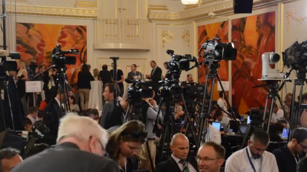 VIENA, ÁUSTRIA- 8 de agosto de 2015: Jornalistas aguardam conferência de imprensa no centro de imprensa — Vídeo de Stock