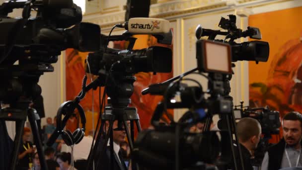 Wien, Österrike - 8 augusti 2015: journalister väntar i tryck center presskonferens — Stockvideo