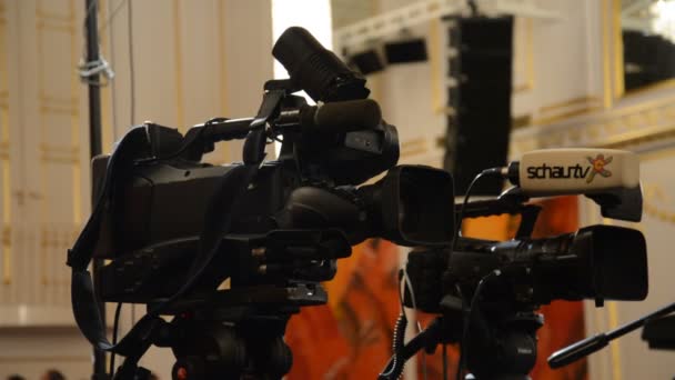 Wiedeń, Austria - 8 sierpnia 2015: naciśnij dziennikarzy czeka w centrum konferencji prasowej — Wideo stockowe